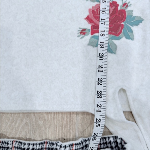 Muk Luks White Pajama / Sweats Set with Red Floral Design NWT - Picture 6 of 16